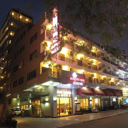 Lux Riverside Hotel & Apartment Пном Пен Екстериор снимка