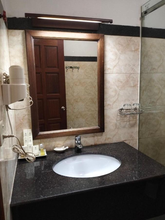 Lux Riverside Hotel & Apartment Пном Пен Екстериор снимка