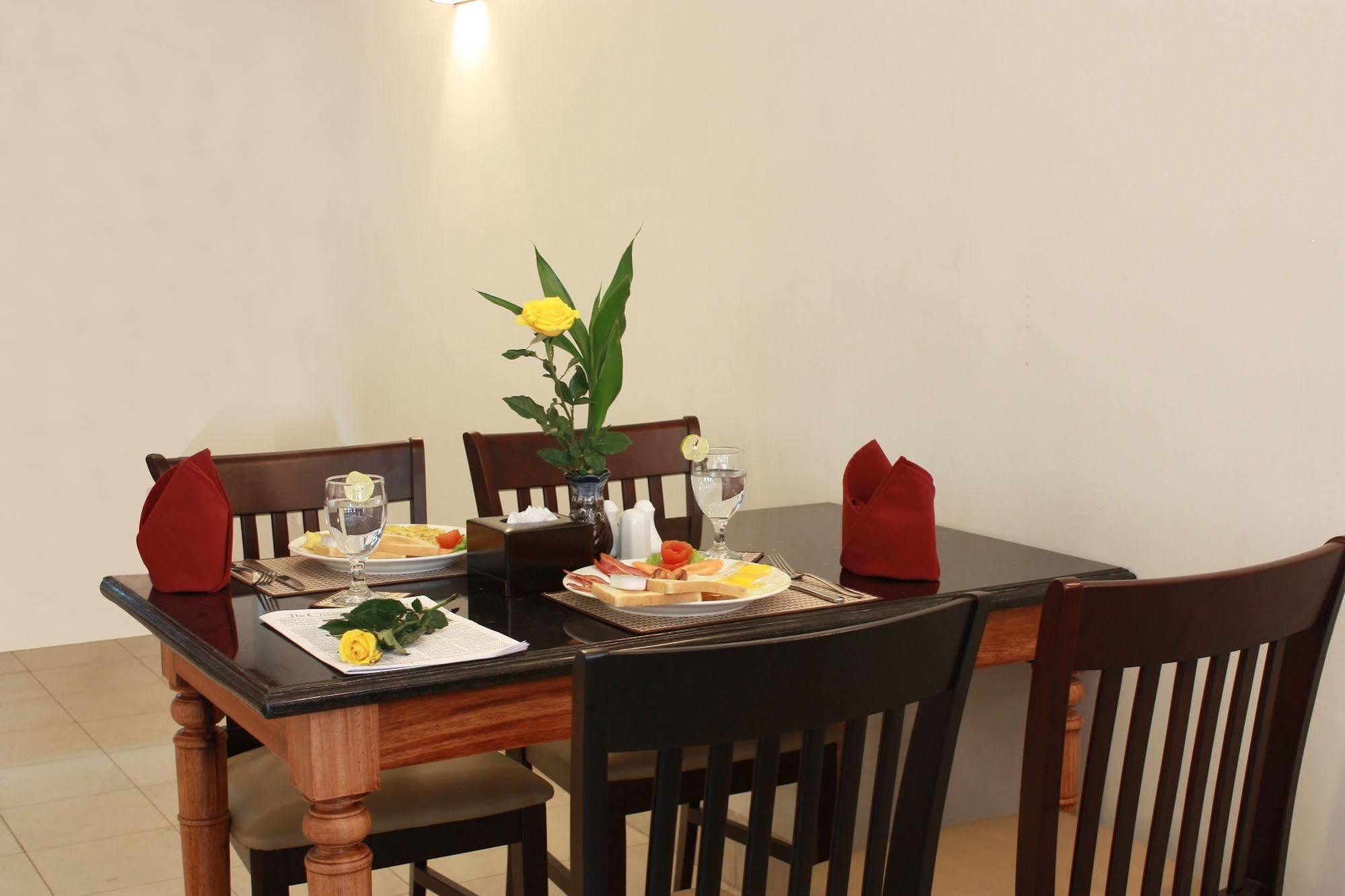 Lux Riverside Hotel & Apartment Пном Пен Екстериор снимка