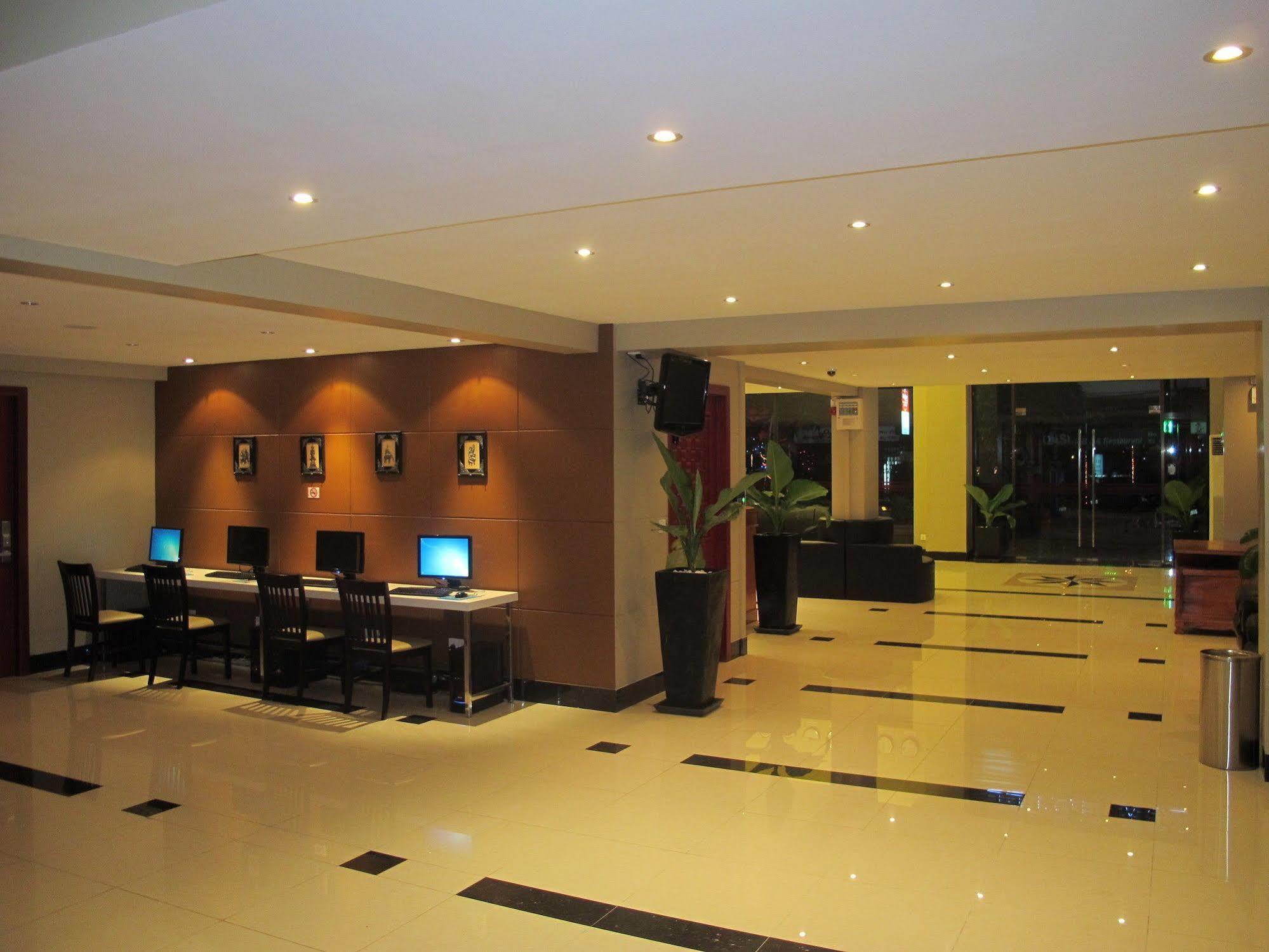 Lux Riverside Hotel & Apartment Пном Пен Екстериор снимка