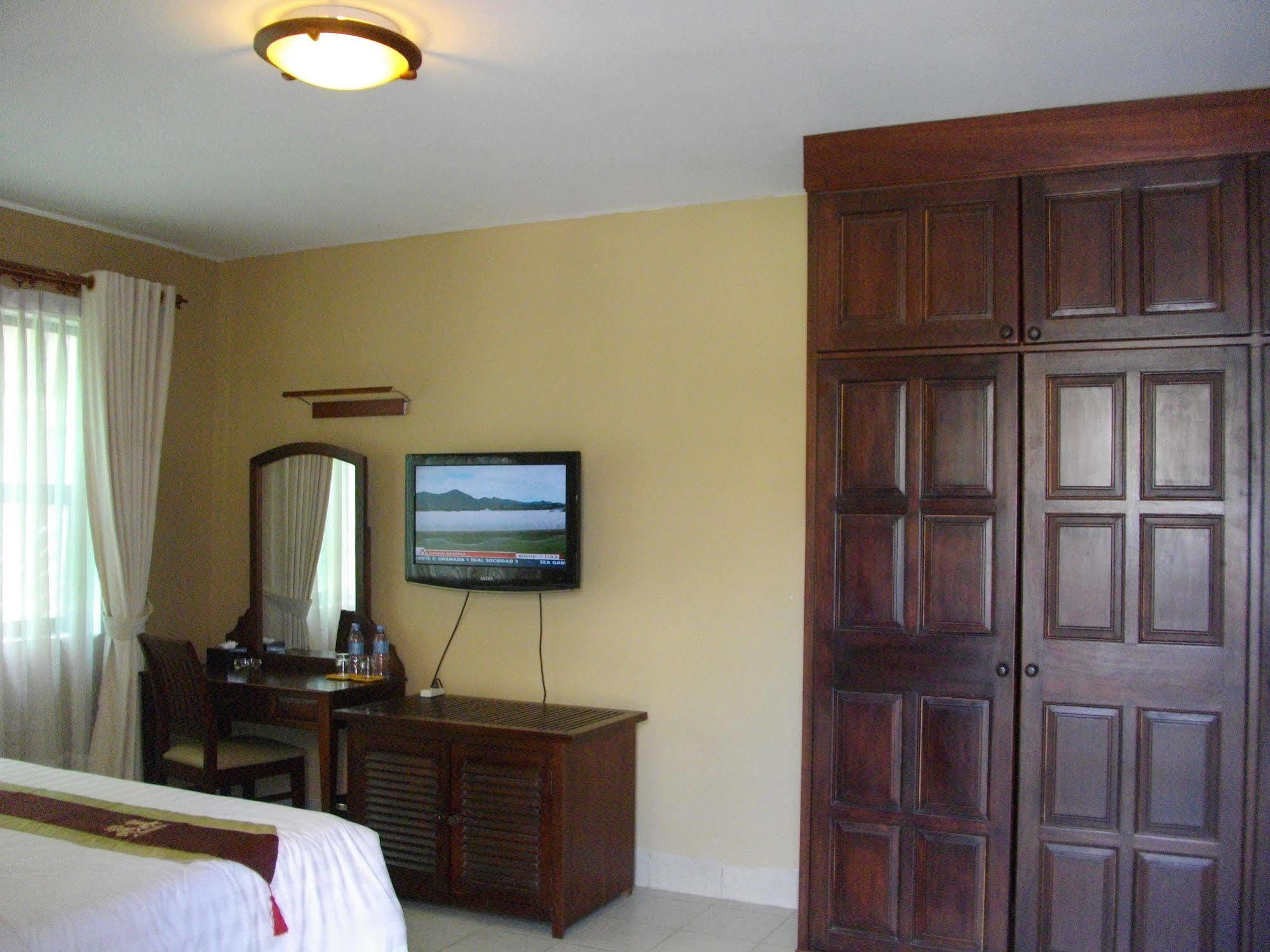Lux Riverside Hotel & Apartment Пном Пен Екстериор снимка
