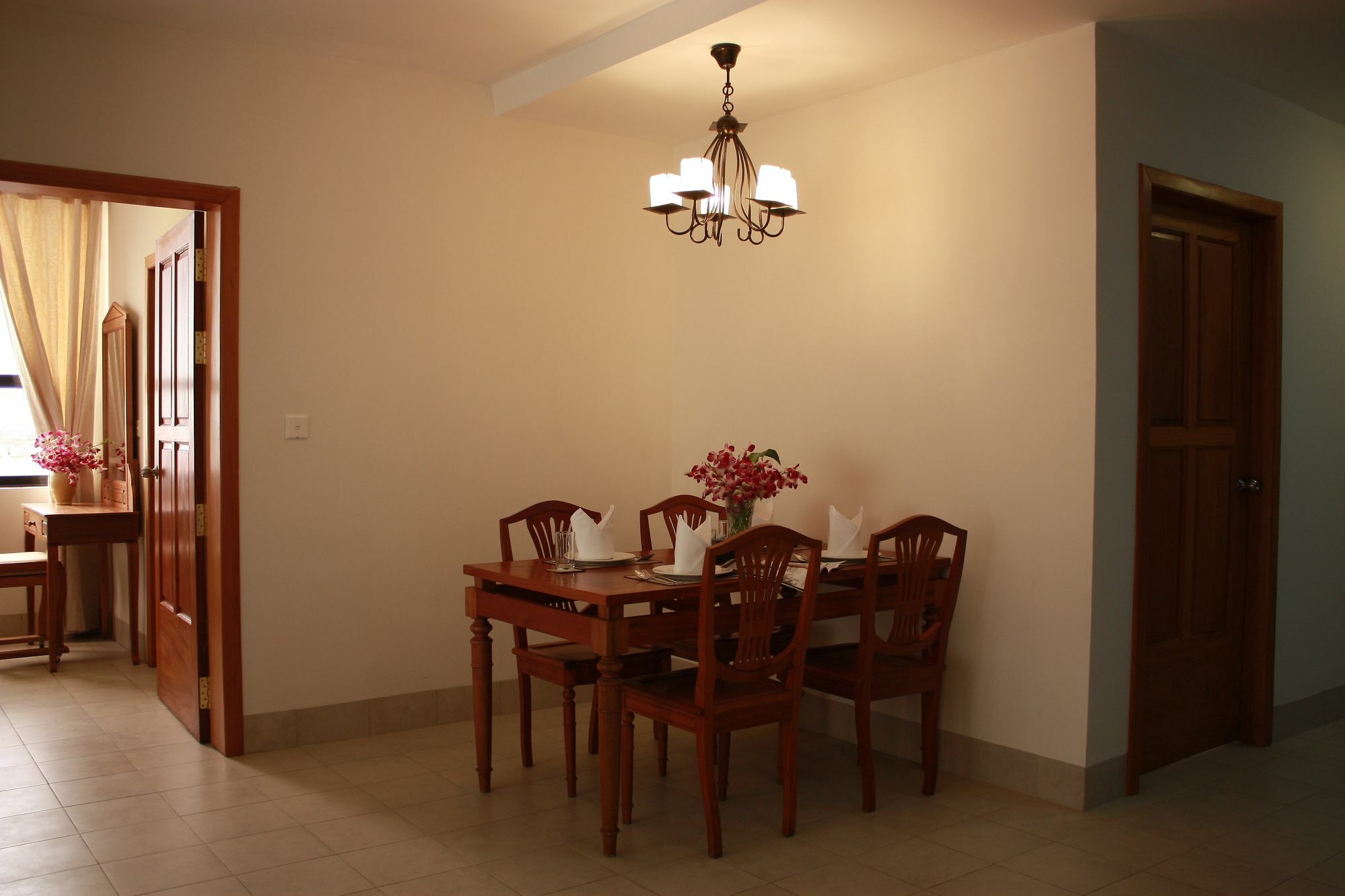 Lux Riverside Hotel & Apartment Пном Пен Екстериор снимка