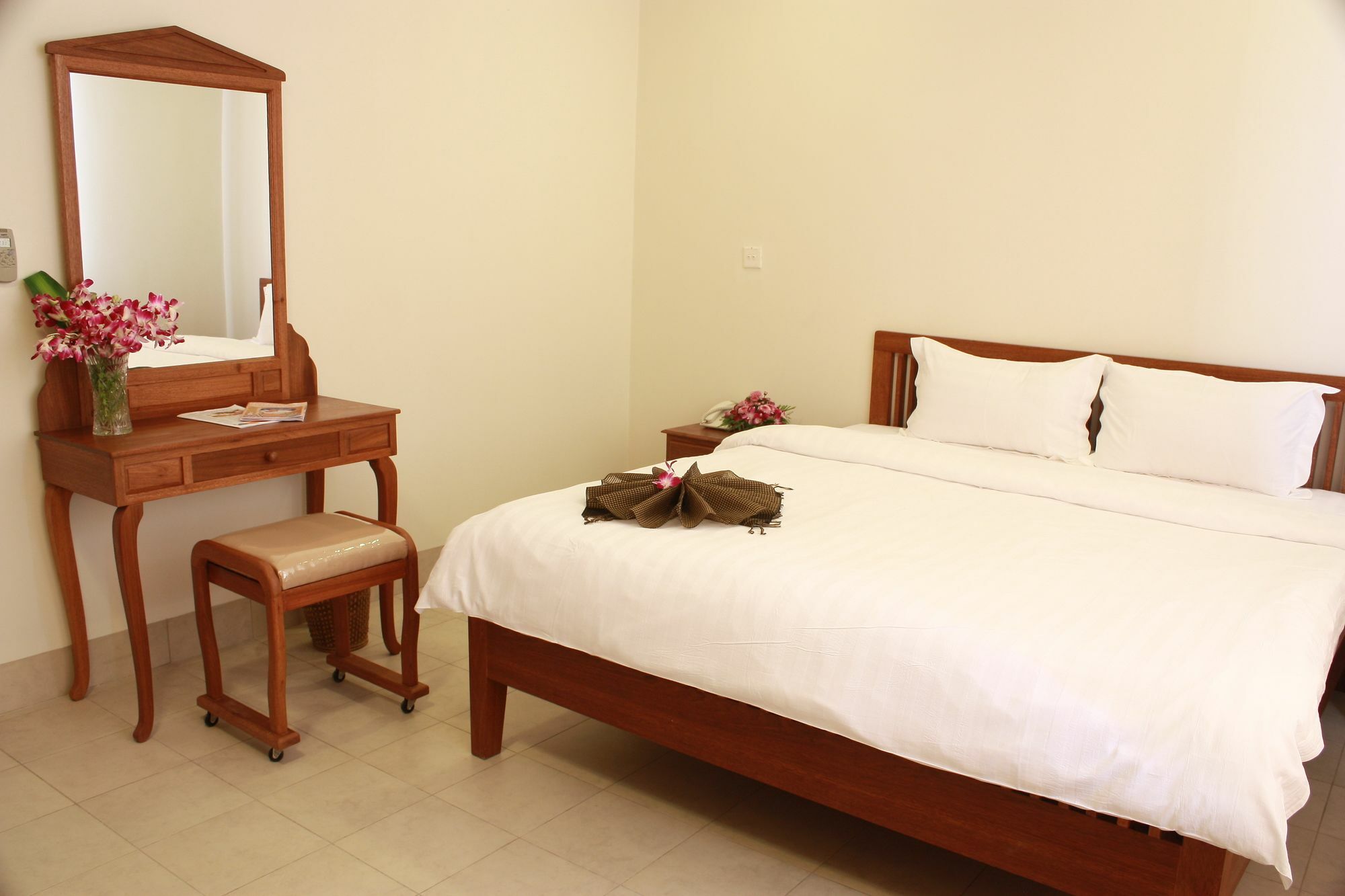 Lux Riverside Hotel & Apartment Пном Пен Екстериор снимка